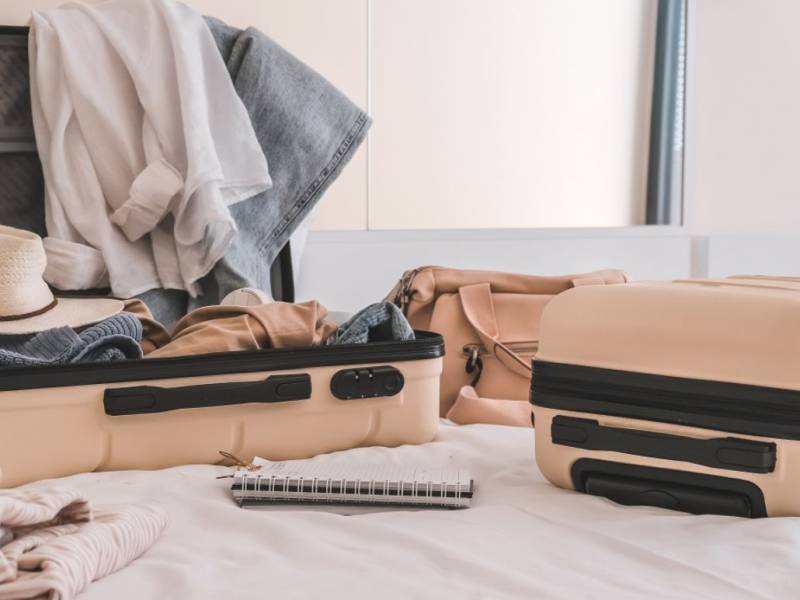 Z jakiego materiału wybrać walizkę i jak dobrać wielkość do podróży?