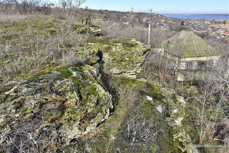 domy wykute w skale 55