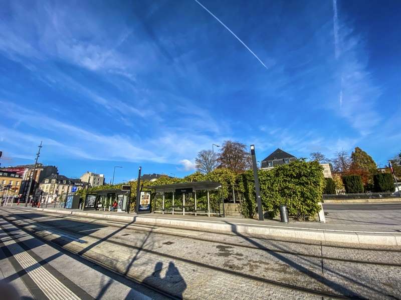 Przystanek tramwajowy i tory Theater Luksemburg