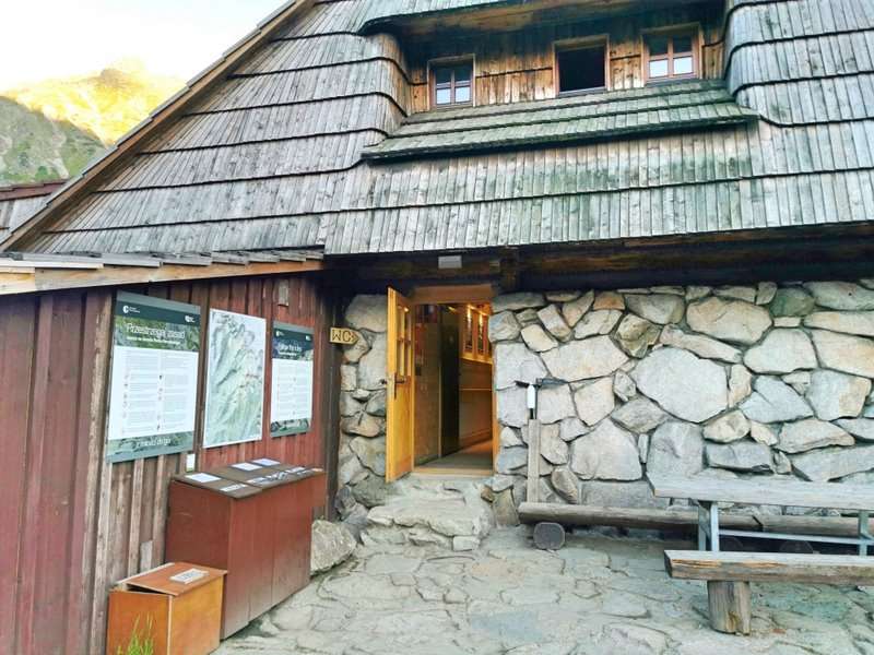 Schronisko w Dolinie Pięciu Stawów Polskich 7
