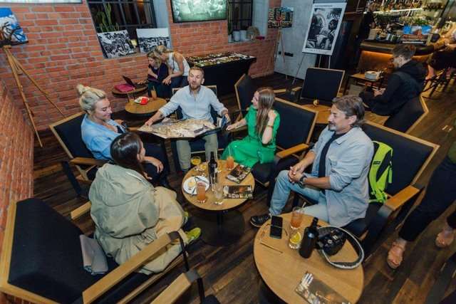 od lewej Agnieszka Michalak Martyna Wojciechowska Przemek Kosakowski Agnieszka Franus i Albin Marciniak