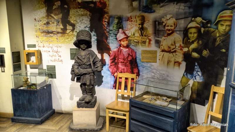 Muzeum Powstania Warszawskiego 32