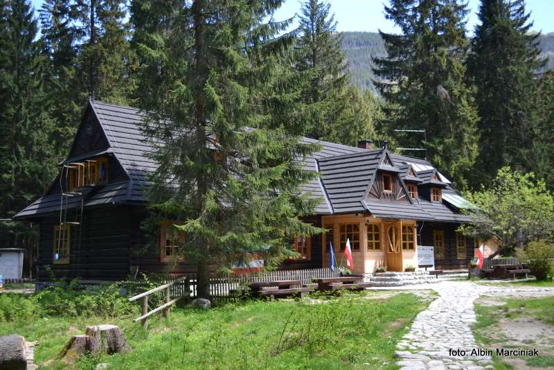 Schronisko PTTK w Dolinie Roztoki 2