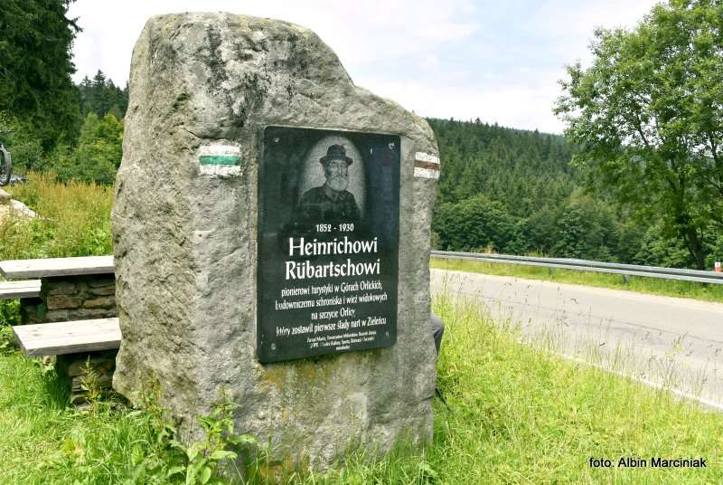 kamień pamiątkowy szlak na Orlicę 2