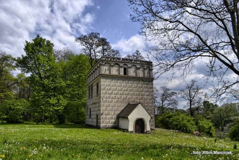 Zamek i dworek w Branicach 3