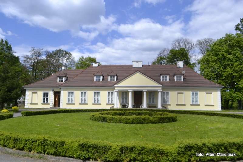 Zamek i dworek w Branicach 4