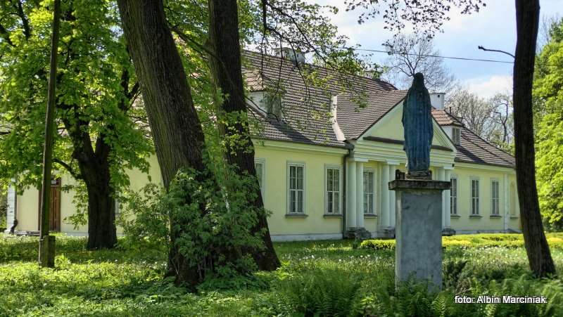 Zamek i dworek w Branicach 6