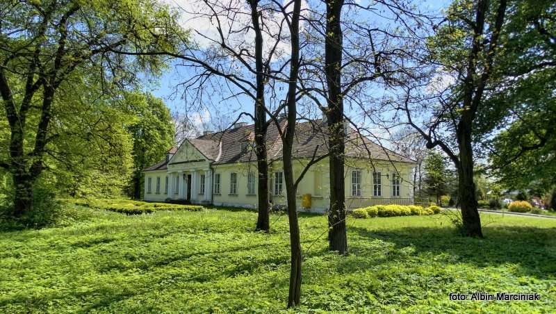 Zamek i dworek w Branicach 8