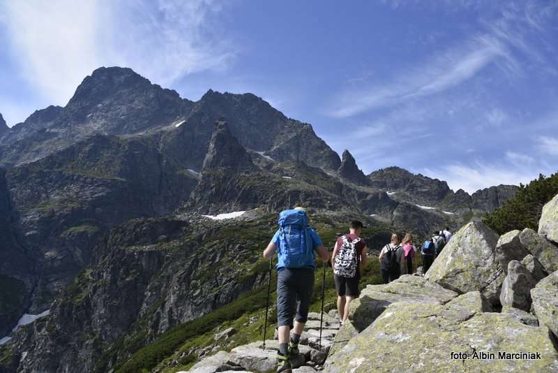 63 Tatry turysci na szlaku do Doliny za Mnichem