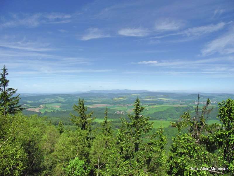 widok ze Szczelińca na kotlinęi w oddali Góry Sowie 3