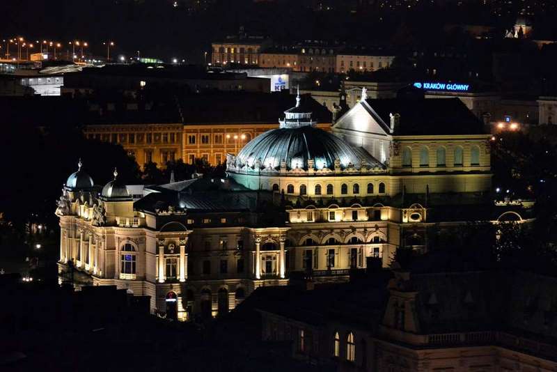 http://www.klubpodroznikow.com/images/stories/relacje/nocna_panorama_krakowa/DSC_1351_01.JPG